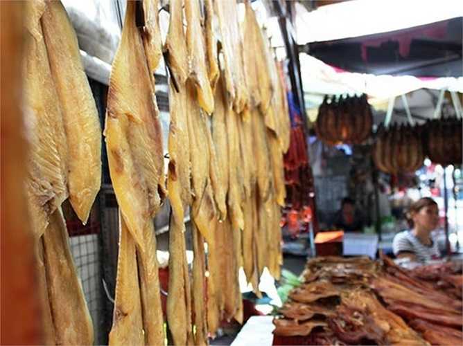 Chợ Campuchia mở từ sáng đến chiều tối, lúc nào cũng tấp nập người mua kẻ bán. Ban quản lý chợ cho biết có hơn 2/3 gian hàng kinh doanh các hàng hóa, thực phẩm Campuchia. Thực phẩn nơi đây bao gồm những món như cá trèn, mắm bò hóc, đường thốt nốt, lá sầu đâu…