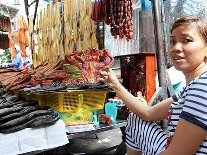 Khách đến đây mua không chỉ là người dân địa phương mà còn có cả người Campuchia sinh sống quận 8, Củ Chi (TP. HCM) và tỉnh Long An. Xung quanh khu chợ tập trung rất nhiều người Campuchia (gồm cả Việt kiều Campuchia hồi hương và người Campuchia chính gốc) sinh sống.
