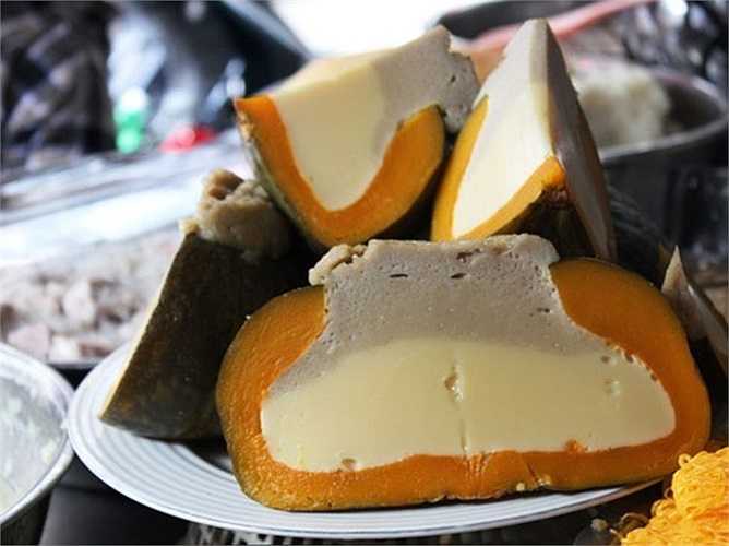 Chè Bà-bơ-chon-chang (hay còn gọi là chè bí) được làm bằng bí hấp và sữa đặc, có giá 10.000 đồng/miếng. 