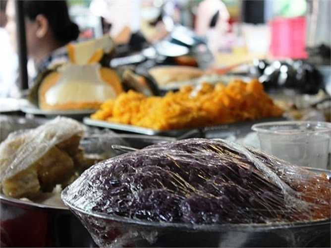 Chủ quán bún Tư Xê (khoảng 50 tuổi, Việt Kiều Campuchia) cho biết: 'Những năm 1970 có rất nhiều người Campuchia sang Việt Nam sống, ban đầu trú ngụ tại Hóc Môn tiếp đến dời sang quận 8, gần 20 năm định cư ổn định tại quận 10. Cộng đồng người Khmer được bà con Việt Nam giúp đỡ rất nhiều'.