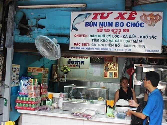 Quán Tư Xê có tiếng từ nhiều năm, được xem là nơi bán món bún num-bo-chóc ngon nhất chợ. Mỗi tô bún có giá 30.000-40.000 đồng. Toàn bộ nguyên liệu chế biến được lấy từ Campuchia.