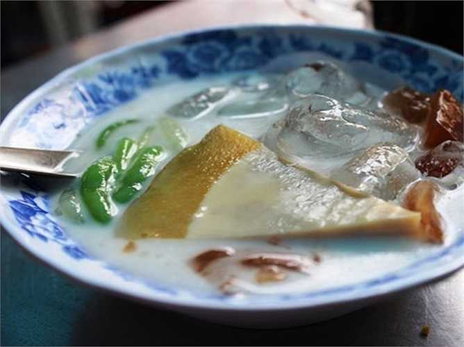 Theo những bán tại đây, mỗi ngày họ bán ra hơn 100 chén chè thập cẩm.