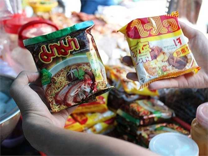 Các mặt hàng như mì gói, lạp xưởng, xúc xích, bia… cũng được mang từ Campuchia sang.