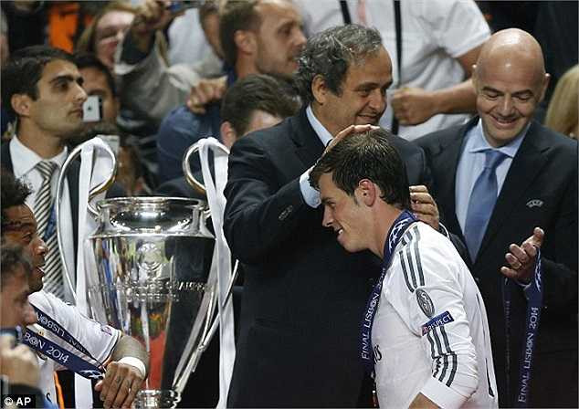 Chủ tịch UEFA - Michel Platini xoa đầu khen ngợi Gareth Bale