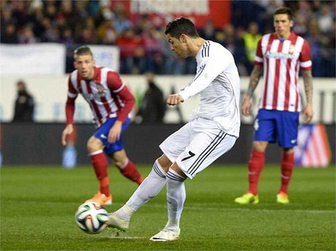 Ngoài hai tình huống đá phạt trung cầu môn, CR7 gần như 'mất tích' cả trận. Chính điều này đã khiến lòng tự trọng của siêu sao này bị tổn thương trầm trọng. 