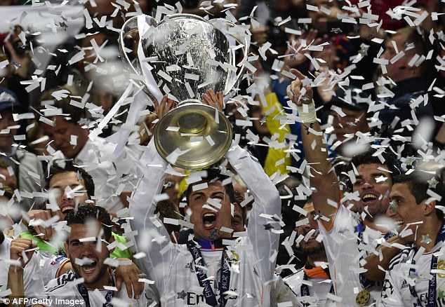 Ronaldo tiếp tục cho Messi ngửi khói