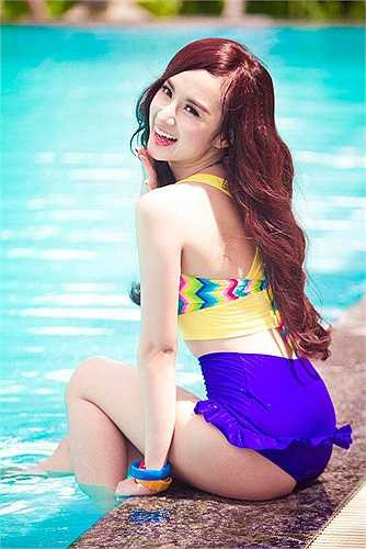 Mùa hè nóng bỏng của Angela Phương Trinh.