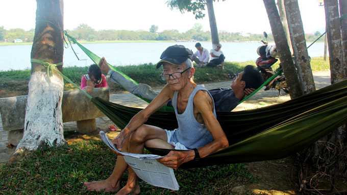 Người dân đi trốn nóng ở công viên dọc bờ sông Hương, TP Huế - Ảnh: Nguyên Linh