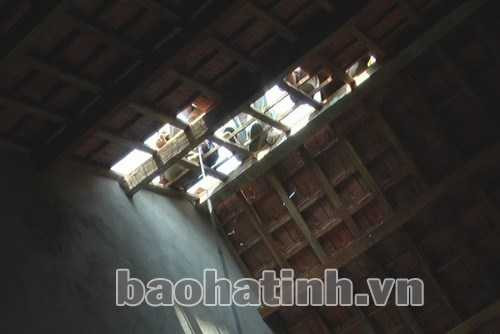 Đã có hơn 300 nhà dân, trường học, trạm y tế bị tốc mái