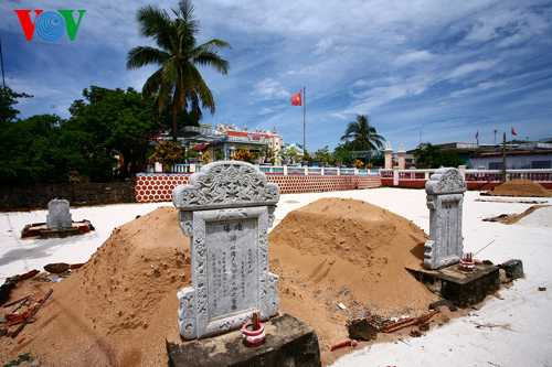 Mộ gió lính Hoàng Sa trước Âm Linh tự của đảo