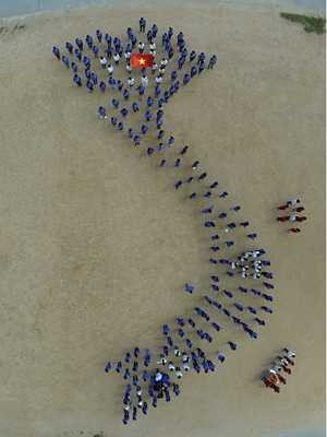 Sinh viên ĐH Ngoại ngữ, ĐHQG Hà Nội xếp hình chữ S thể hiện ca khúc “Vang mãi bản hùng ca”. Ảnh: Tấm gương