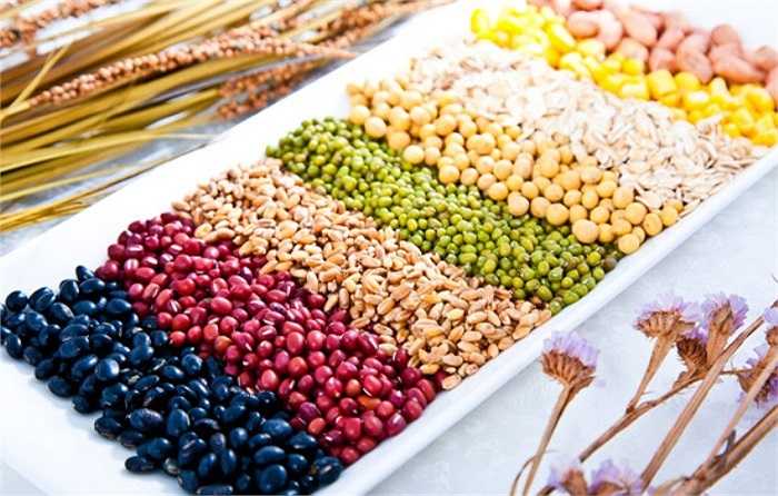 Ngũ cốc giàu dinh dưỡng, năng lượng thấp, vừa ít chất béo bão hòa giúp ngăn ngừa các bệnh về tim mạch nên rất tốt cho những người phải làm việc qua đêm.