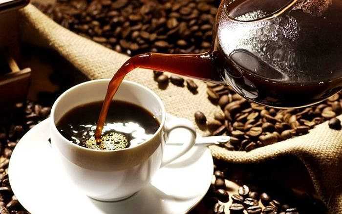 Một chút cà phê hoặc soda có thể giúp người làm việc ban đêm giảm cảm giác mệt mỏi và mang lại sự tỉnh táo. Tuy nhiên, caffeine trong cà phê có thể dẫn đến rối loạn giấc ngủ vào ban ngày do đó bạn cũng không nên quá lạm dụng.