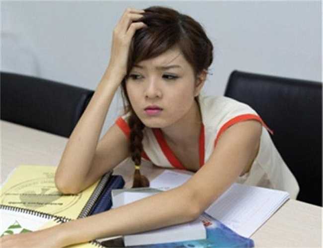 Đặc biệt, thức đêm là quá trình thúc đẩy cơ thể con người sớm lão hóa do mắt thâm quầng, làn da nhăn và sớm xuất hiện các nếp nhăn. 