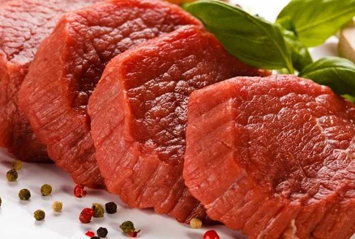 Các loại thịt đỏ có chứa rất nhiều sắt giúp máu tuần hoàn tốt hơn, là điều cần thiết cho làn da khi chúng ta thức khuya. Bên cạnh đó, thành phần các axit amin gycine và proline có tác dụng quan trọng trong việc thúc đẩy sản sinh collagen.