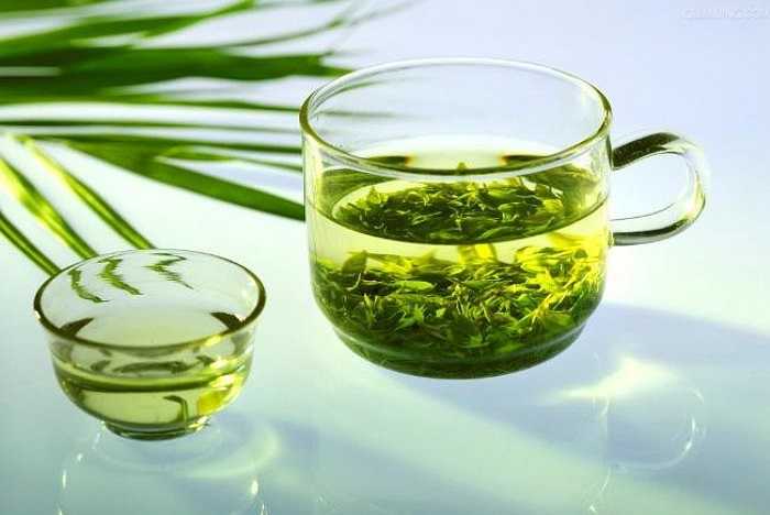 Trong trà xanh có chứa một hàm lượng lớn chất chống oxy hóa, có tác dụng làm căng và sáng da. Chất polyphenol có trong trà xanh còn chống viêm nhiễm rất tốt. Nhờ đó, nó có thể giúp cải thiện làn da của chúng ta sau những đêm thức khuya.