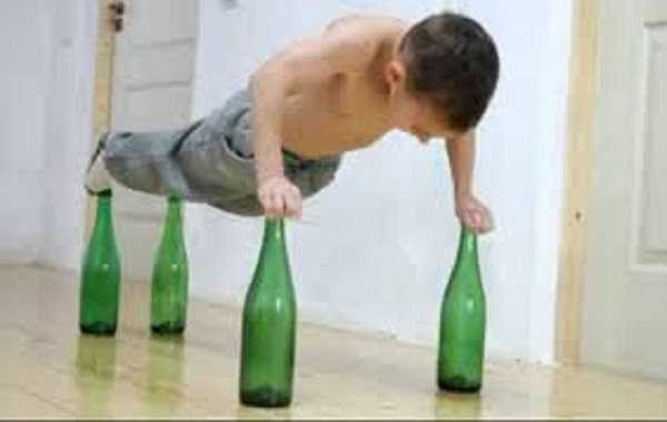 Màn chống đẩy trên đỉnh của 4 chiếc chai của cậu em Claudiu cũng không kém phần ấn tượng.