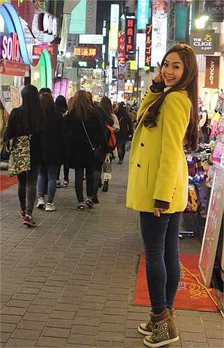 Minh Hằng ưu tiên những trang phục màu sắc sặc sỡ, phụ kiện nổi bật, cách tạo dáng cũng theo phong cách Hàn Quốc.