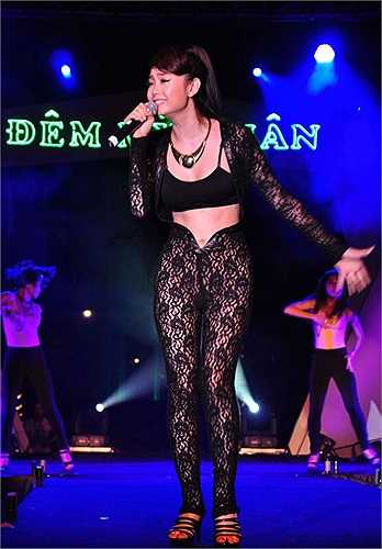 Tuy nhiên đôi khi vì quyến rũ quá đà, ca sĩ Một vòng trái đất bị dư luận lên tiếng về những bộ cánh phản cảm.