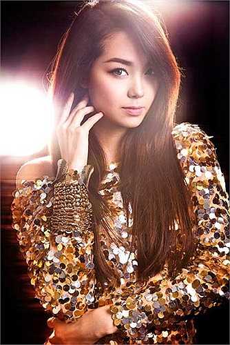 Minh Hằng thật sự thay đổi phong cách khi tấn công mạnh mẽ vào thị trường âm nhạc. Cô luôn xuất với những bộ cánh sexy, gợi cảm trên sân khấu. Nhờ vào chế độ tập luyện chăm chỉ, cô giữ được vóc dáng thon thả, gợi cảm, không còn là một bé Heo ngày nào.