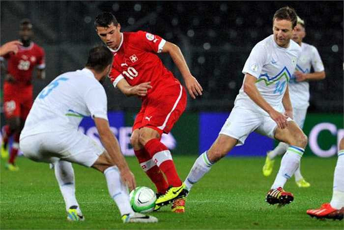 Tiền vệ trung tâm còn lại là Granit Xhaka của Borussia Monchengladbach. Đây cũng là một gương mặt triển vọng của bóng đá xứ đồng hồ ở World Cup 2014