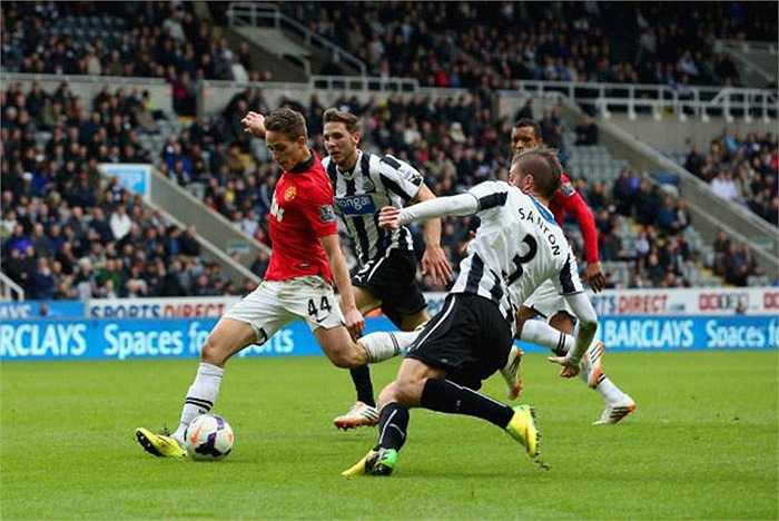 Vị trí tiền vệ tấn công thuộc về Adnan Januzaj, cơn sốt tại Man Utd trong suốt mùa giải vừa qua. Dù mới chỉ 19 tuổi nhưng tiền vệ người Bỉ đã được coi là Giggs mới của Quỷ đỏ