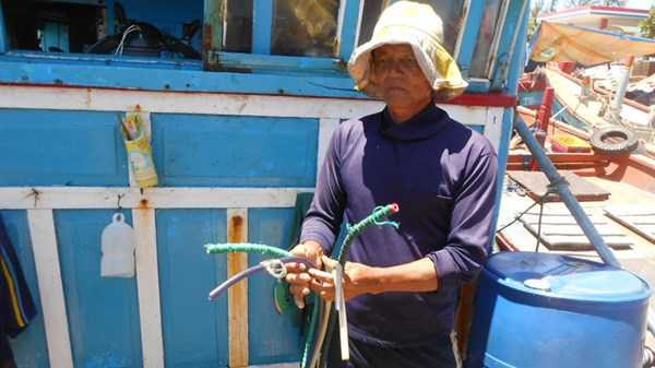 Dây hơi trên tàu cá bị Trung Quốc chặt phá. Ảnh: Anh Thư
