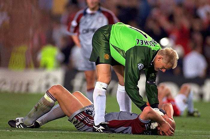 Peter Schmeichel an ủi Carsten Jancker