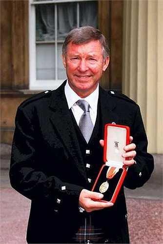 Sir Alex khoe chiếc HCV Champions League