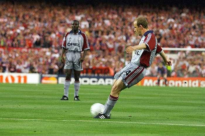 Tiền vệ người Đức đã có một cú sút phạt sệt vô cùng tinh quái, khiến Peter Schmeichel chôn chân đứng nhìn