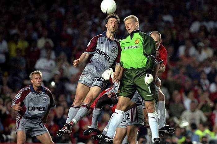 Bất ngờ đã xảy ra ở phút bù giờ đầu tiên. David Beckham chủ định đá phạt góc vào vị trí của thủ thành Peter Schmeichel