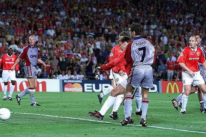 Hàng phòng ngự Bayern thoáng bối rối và không thể phá bóng thành công. Ngay lập tức, tiền đạo vào sân thay người Teddy Sheringham đã trừng phạt họ