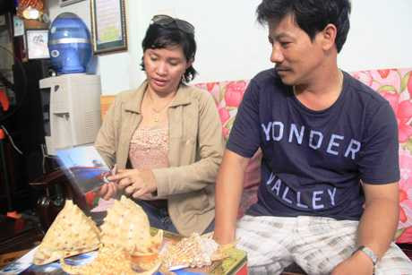 Vợ chồng anh Vốn kể về tàu ĐNa 90152TS vừa bị Trung Quốc đâm đắm trái phép. Ảnh: TPO