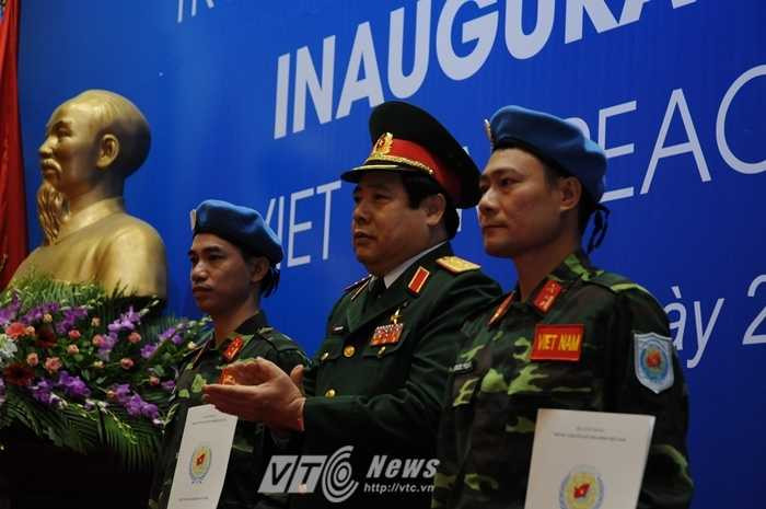 Bộ trưởng Quốc phòng, Đại tướng Phùng Quang Thanh trao mũ nồi xanh và quyết định công tác cho 2 sỹ quan. Ảnh: Tùng Đinh