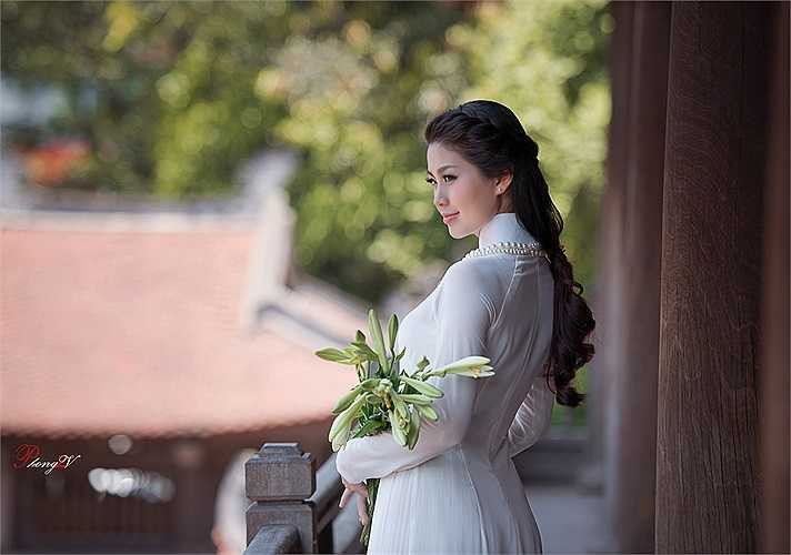 Nhan sắc rực rỡ tuổi thanh xuân khiến Nguyễn Lâm Diễm Trang luôn nổi bật.