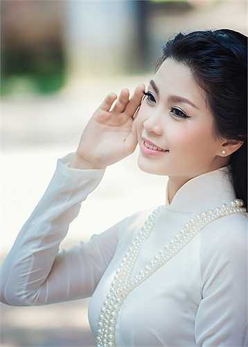 Cô gái xinh đẹp còn hoàn thành tốt vai trò MC bằng cả hai ngôn ngữ Việt - Anh khi tham gia các hoạt động showbiz.