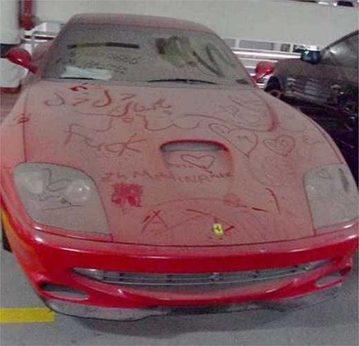 Chú ngựa Ferrari bị vẽ bậy bạ nằm phủ bụi trong một hầm xe trong thành phố Dubai.