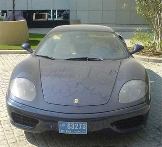 Một chiếc Ferrari khác phủ đầy bụi trở thành nơi 'vẽ bậy' của trẻ con 