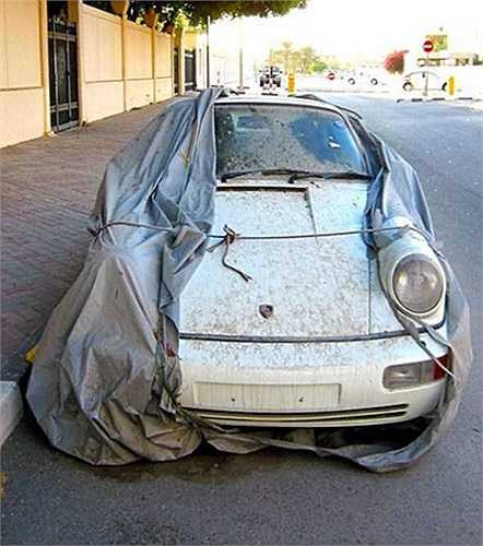 Dù đã có bạt che phủ nhưng siêu xe này vẫn không tránh nổi tình trạng xuống cấp trầm trọng 
