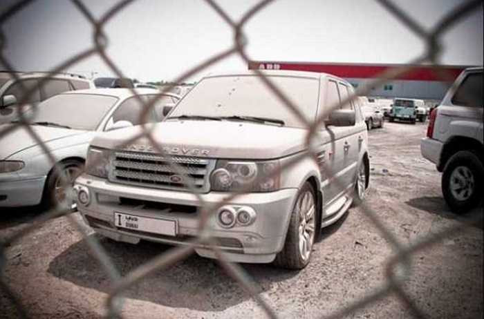 Chiếc SUV Land Rover bị chủ nhân bỏ rơi trong một bãi xe hoang.