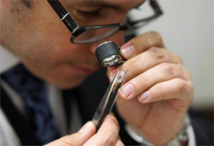 Màu của kim cương được tạo ra nhờ những chất hóa học lắng cặn hoặc lỗi về cấu trúc bên trong mạng tinh thể của kim cương. Mới đây, một viên kim cương xanh 13,22 carat được bán với giá gần 24 triệu USD. 