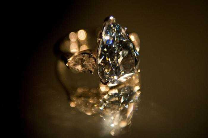 Thông thường, người ta thấy phảng phất sắc xám trong kim cương xanh da trời. 