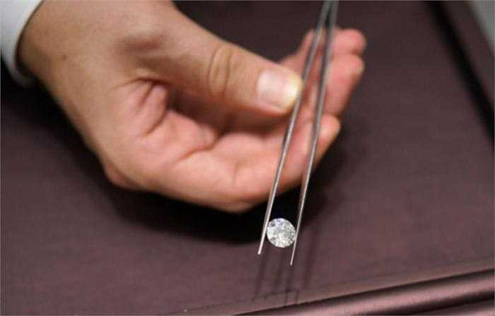 Màu xanh lá cây được tạo ra khi phóng xạ làm dịch chuyển những nguyên tử các-bon khỏi vị trí bình thường trong cấu trúc tinh thể. Phản ứng này xảy ra một cách tự nhiên khi mỏ kim cương nằm gần những khối đá nhiễm phóng xạ. 