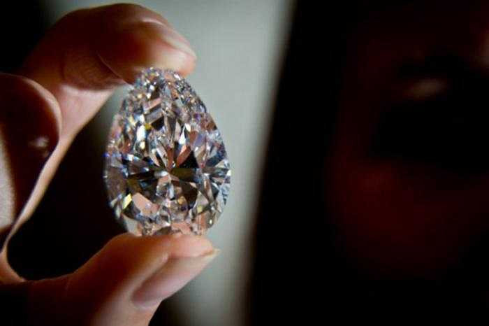 Kim cương xanh lá cây cũng rất hiếm nên chúng thường được kiểm tra vô cùng cẩn thận. Tuy vậy, những phòng thí nghiệp địa chất tối tân nhất không phải lúc nào cũng xác định được màu sắc gốc của kim cương xanh. 