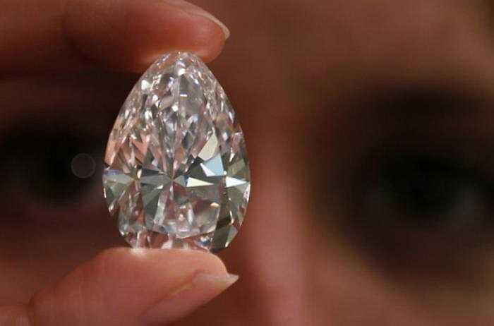 Màu sắc của kim cương chủ yếu được mô tả thông qua các tiêu chí: màu sắc, tông sáng - tối tương đối và độ sâu của màu sắc. 