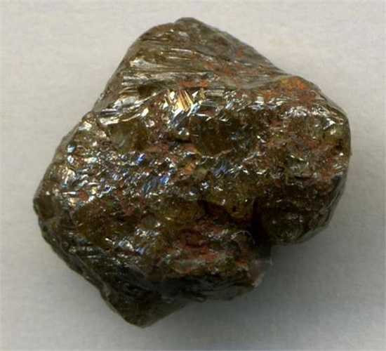 Nâu là màu kim cương thường gặp nhất và cũng là màu sớm nhất được sử dụng trong chế tác trang sức. Người La Mã thế kỷ thứ 2 đã tạo ra nhẫn kim cương nâu và được dùng phổ biến trong công nghiệp hồi thập niên 80. 