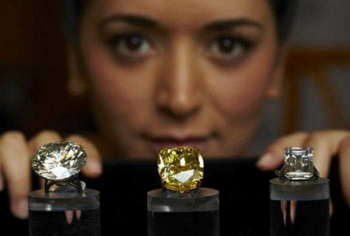 Vàng là màu kim cương được yêu thích thứ hai. Chúng thường được quảng cáo bằng cái tên mỹ miều - màu hoàng yến, dù đây không phải một thuận ngữ để đánh giá kim cương một cách phù hợp. 