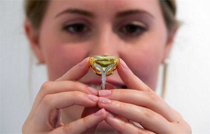 Chúng chỉ bắt đầu hút khách khi được chế tác làm đồ trang sức, và nhất là khi đặt bên cạnh những viên kim cương nhỏ xíu, không màu, chúng trở nên nổi bật và bắt mắt hơn. 