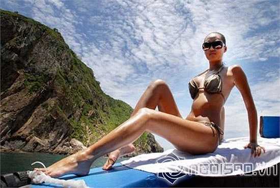 Cô từng trải qua nhiều lần 'trùng tu' nhan sắc và đặc biệt tẩy da nâu thành da trắng sứ. 