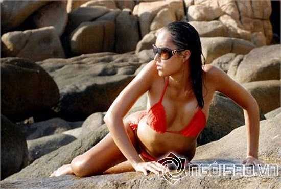  Những hình ảnh này của Phi Thanh Vân được chụp cách đây khoảng 5 năm về trước. Hầu hết khán giả đều phải thừa nhận Phi Thanh Vân rất nóng bỏng trong các shoot hình và cho rằng nhìn cô đẹp, quyến rũ hơn so với thời da trắng hiện tại.